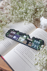 ACOTAR A Walk in Velaris Bookmark is an imagined velaris scene with fake shops like Nesta's bookstore, Elain's community garden (with only flowers in it), Feyre's Art Academy, Rhysand's Tattoo Parlor, and the Suriels Cloak Shop/ Tea Room. Inspired from A Court of Mist and Fury by Sarah J. Maas.