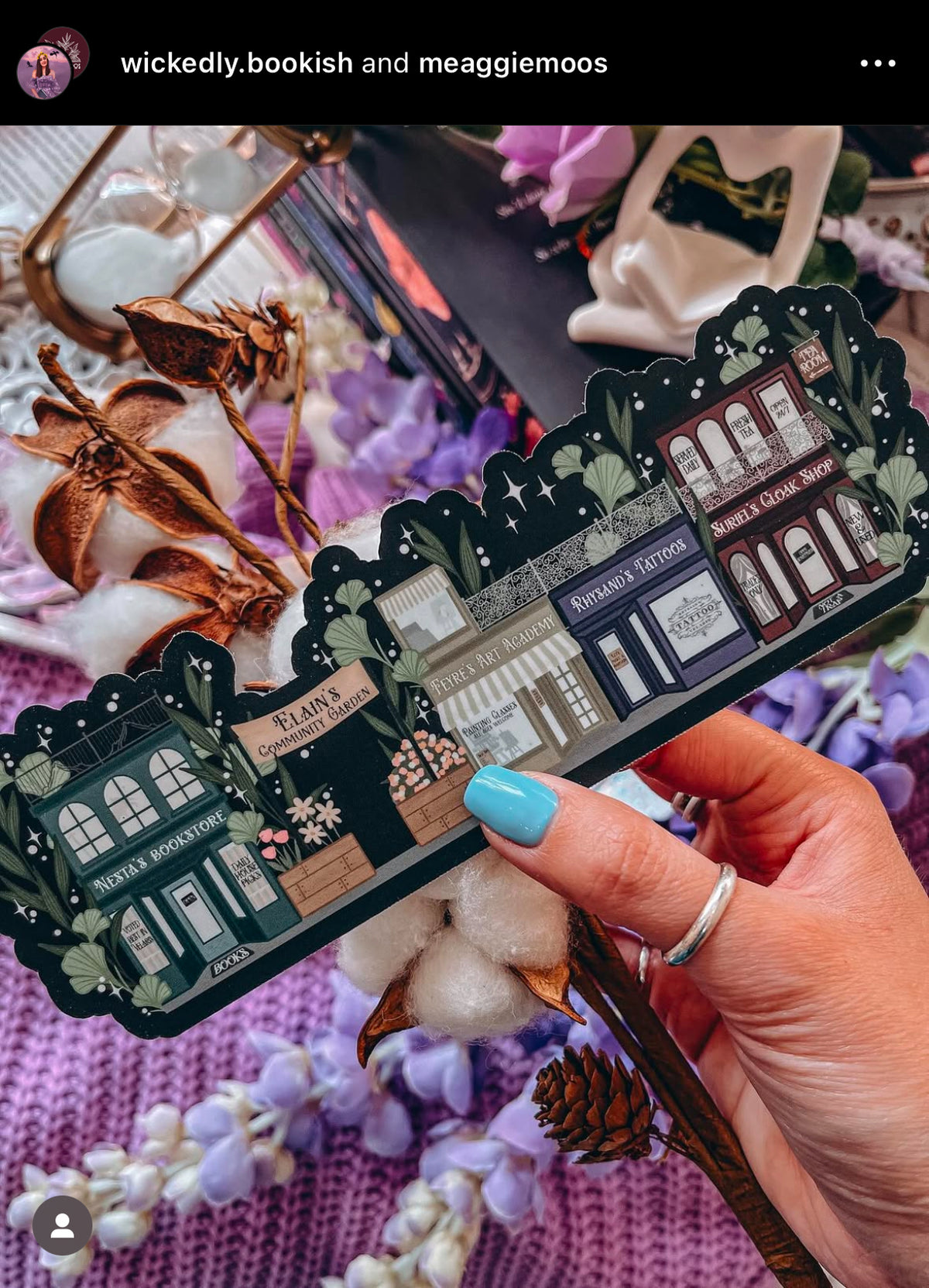 ACOTAR A Walk in Velaris Bookmark is an imagined velaris scene with fake shops like Nesta's bookstore, Elain's community garden (with only flowers in it), Feyre's Art Academy, Rhysand's Tattoo Parlor, and the Suriels Cloak Shop/ Tea Room. Inspired from A Court of Mist and Fury by Sarah J. Maas.
