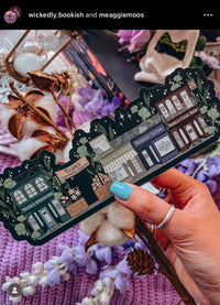 ACOTAR A Walk in Velaris Bookmark is an imagined velaris scene with fake shops like Nesta's bookstore, Elain's community garden (with only flowers in it), Feyre's Art Academy, Rhysand's Tattoo Parlor, and the Suriels Cloak Shop/ Tea Room. Inspired from A Court of Mist and Fury by Sarah J. Maas.