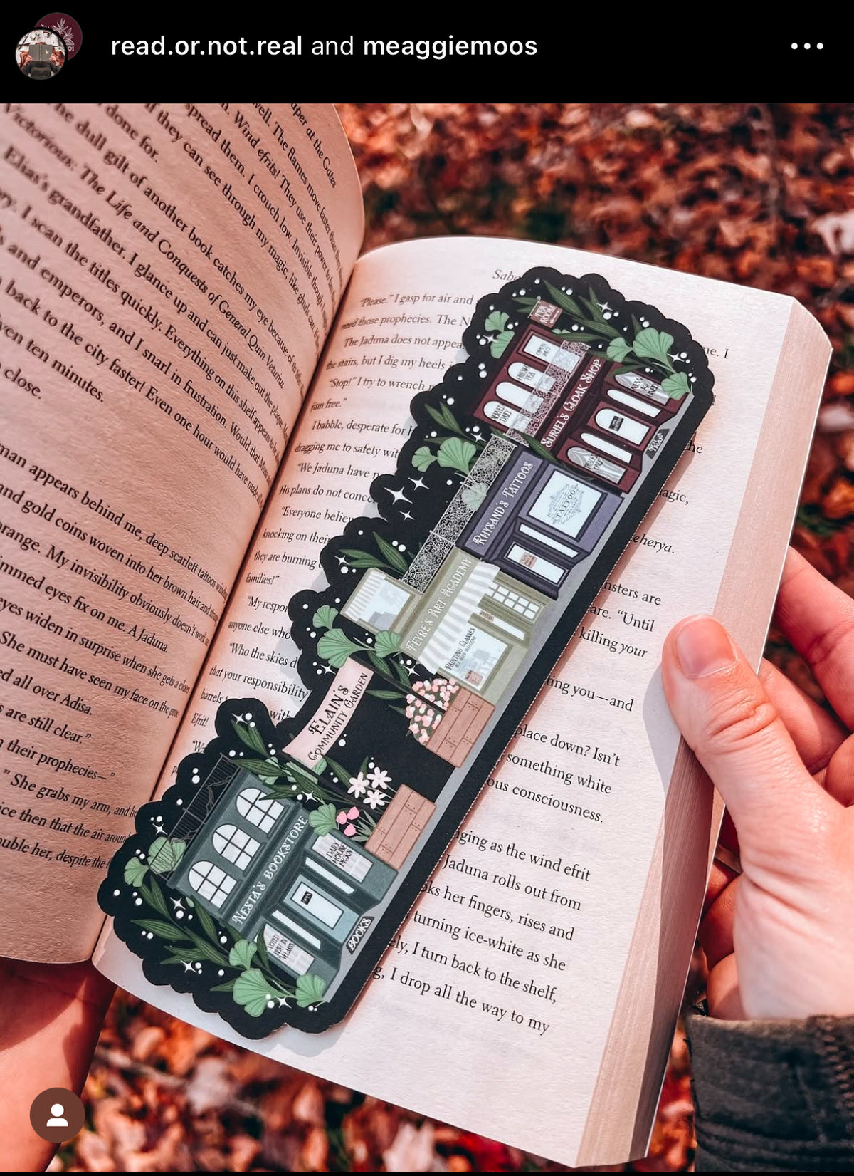 ACOTAR A Walk in Velaris Bookmark is an imagined velaris scene with fake shops like Nesta's bookstore, Elain's community garden (with only flowers in it), Feyre's Art Academy, Rhysand's Tattoo Parlor, and the Suriels Cloak Shop/ Tea Room. Inspired from A Court of Mist and Fury by Sarah J. Maas.