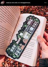 ACOTAR A Walk in Velaris Bookmark is an imagined velaris scene with fake shops like Nesta's bookstore, Elain's community garden (with only flowers in it), Feyre's Art Academy, Rhysand's Tattoo Parlor, and the Suriels Cloak Shop/ Tea Room. Inspired from A Court of Mist and Fury by Sarah J. Maas.