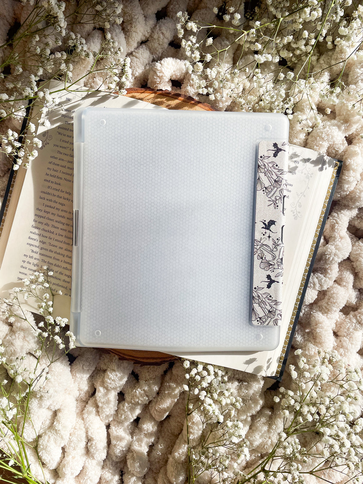 Ivory Swords | Kindle Scribe Case