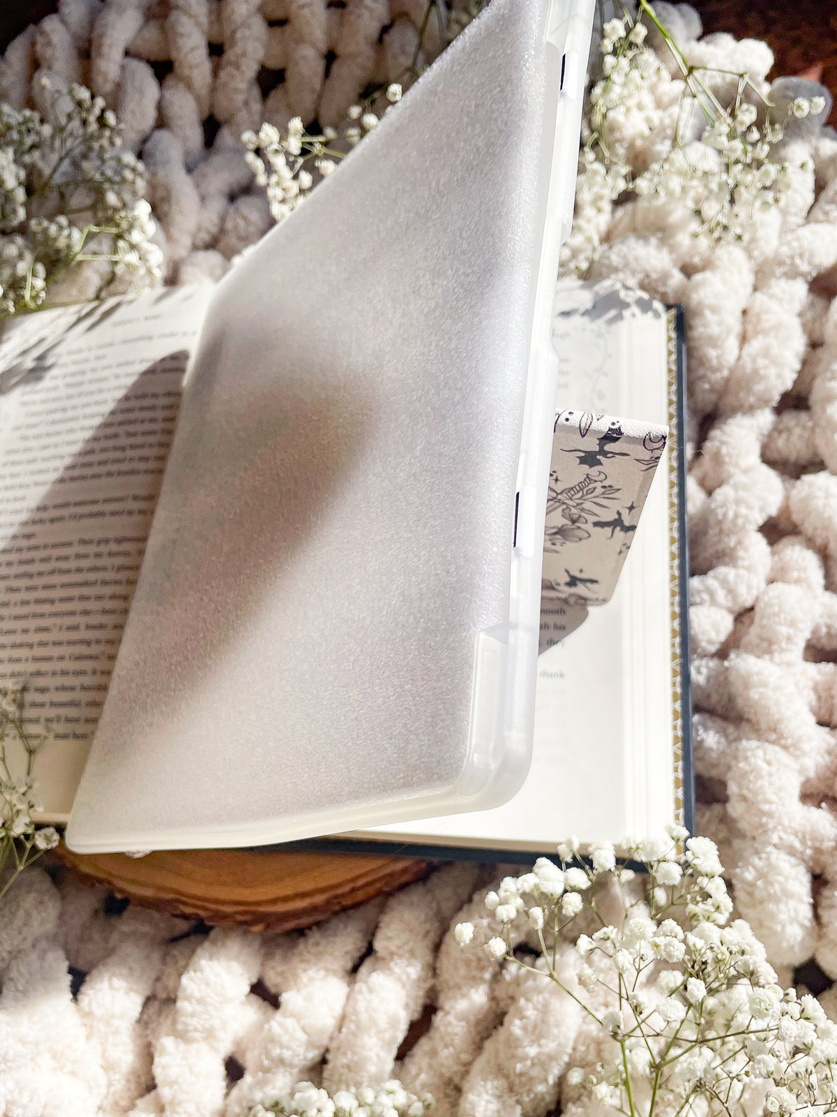 Ivory Swords | Kindle Scribe Case