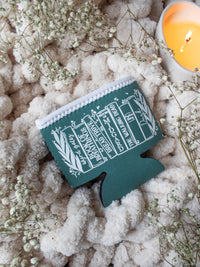 This ACOTAR / Throne of Glass / Crescent City ice cream pint sleeve is a dusty green with a white bookshelf design. Perfect for fans of Sarah J. Maas and a great gift for fantasy book lovers.