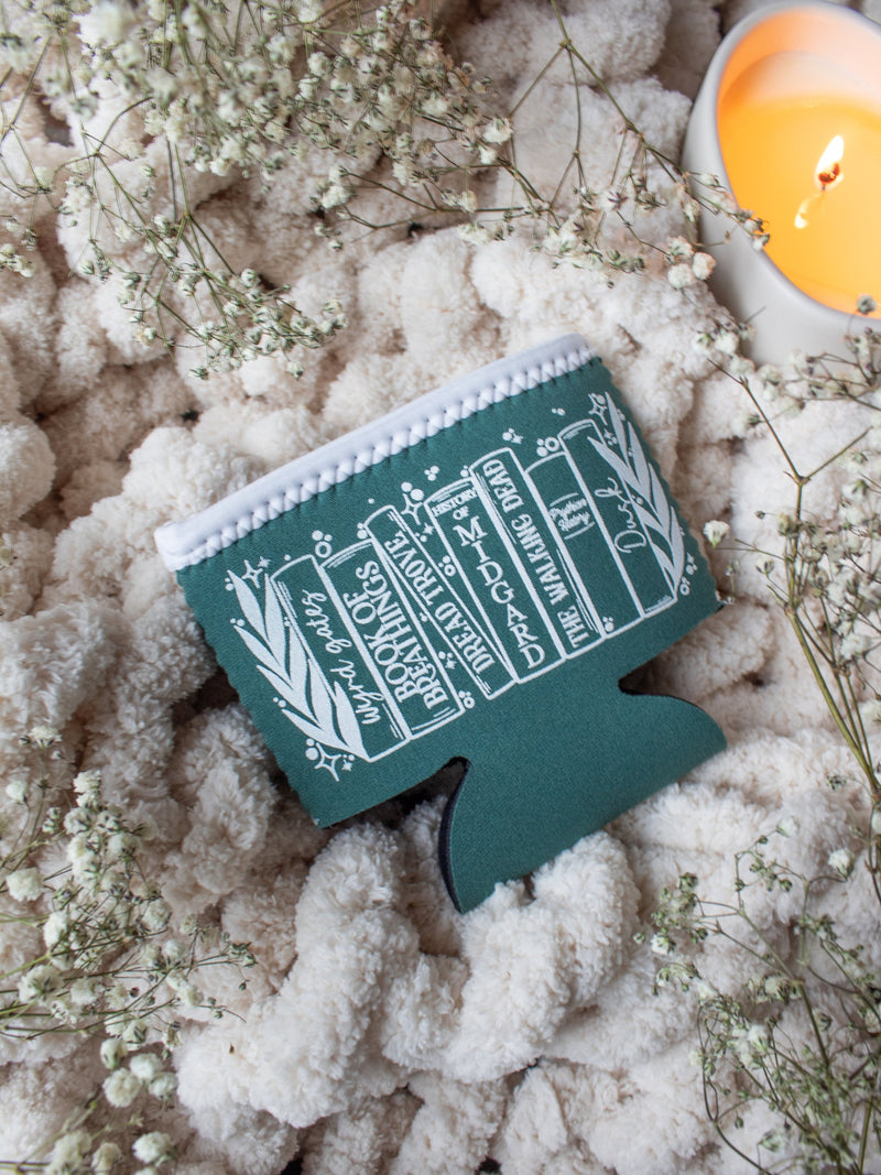 This ACOTAR / Throne of Glass / Crescent City ice cream pint sleeve is a dusty green with a white bookshelf design. Perfect for fans of Sarah J. Maas and a great gift for fantasy book lovers.